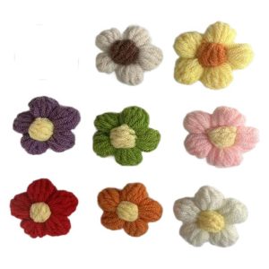 Hand-knitted woolen small flowers